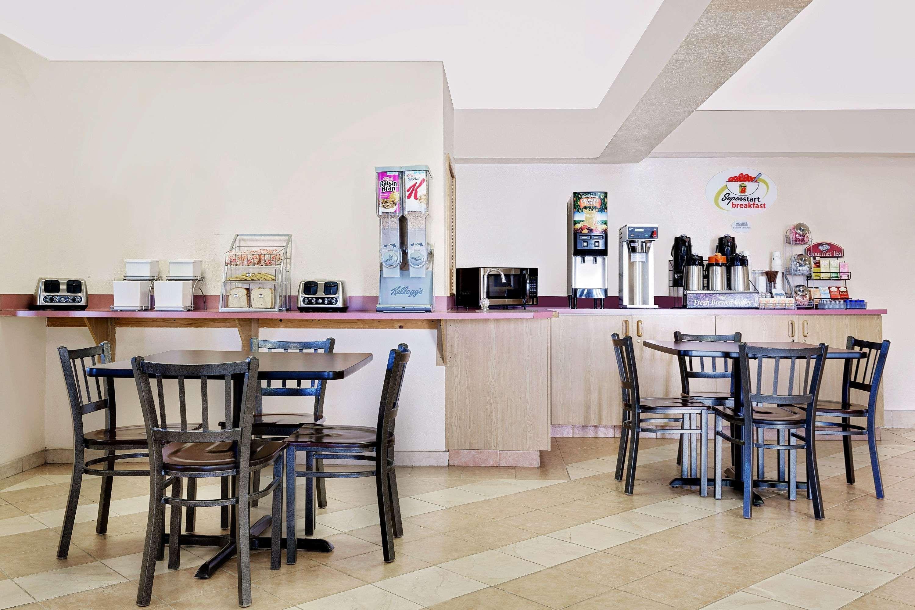 Super 8 By Wyndham Battle Mountain Hotel Bagian luar foto