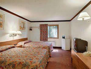 Super 8 By Wyndham Battle Mountain Hotel Bagian luar foto